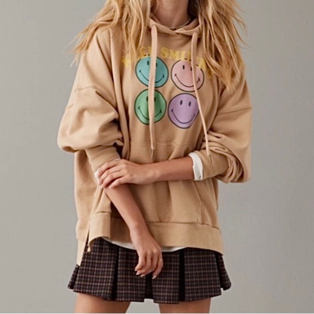 AE - Keep Smiling Graphic Sweatshirt